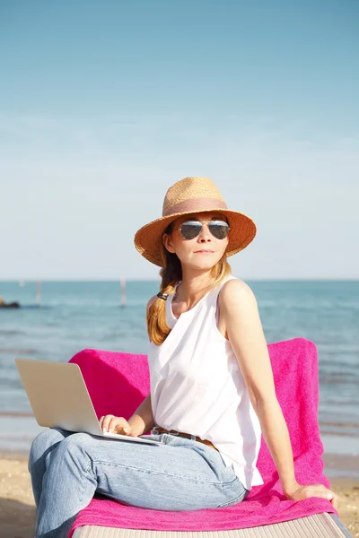 Woman using her laptop — Stock Photo, Image