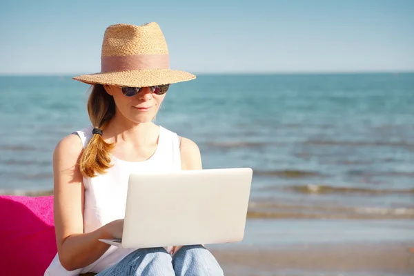 Woman using her laptop — Stock Photo, Image