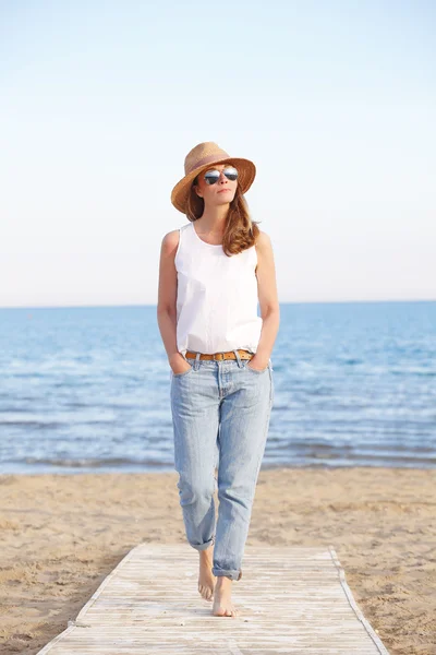 Mujer con sombrero de paja — Foto de Stock