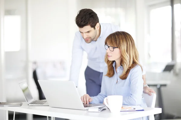 Conselheira e seu assistente trabalhando — Fotografia de Stock