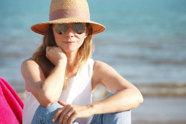 yaz tatili sırasında oturan kadının