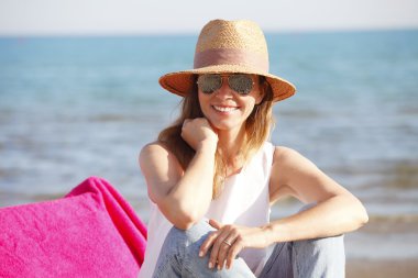 yaz tatili sırasında oturan kadının