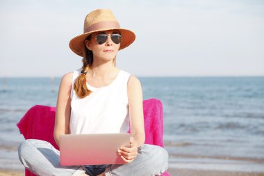 onu laptop oturma sırasında kullanan kadın