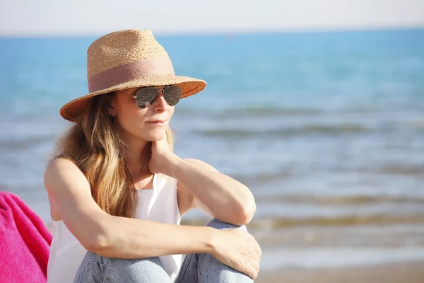 Mujer con sombrero de paja y gafas de sol — Foto de Stock