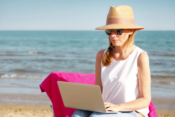 Casual businesswoman working — Stock Photo, Image