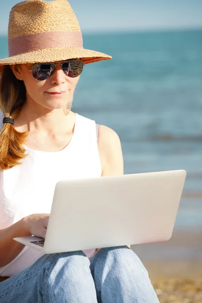Businesswoman working by the sea — Stock Photo, Image
