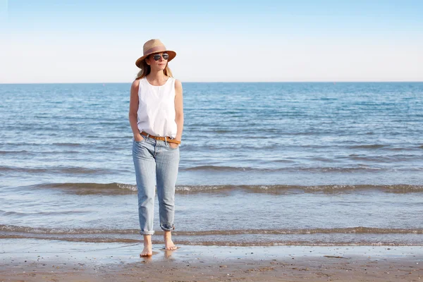 Привлекательная зрелая женщина, гуляющая по пляжу — стоковое фото