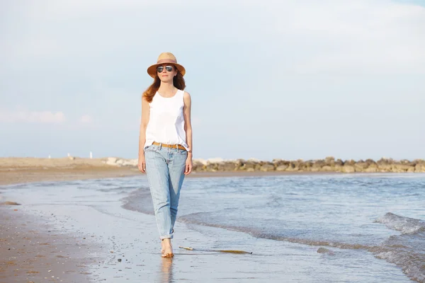 Attractive mature woman walking on the beach — Stock Photo, Image