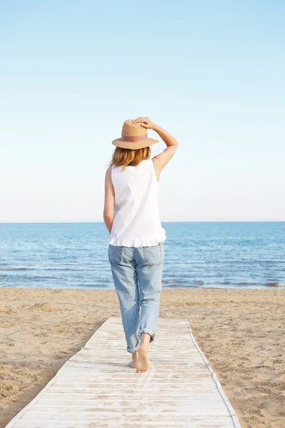 Woman Walking on the beach — Stock Photo, Image