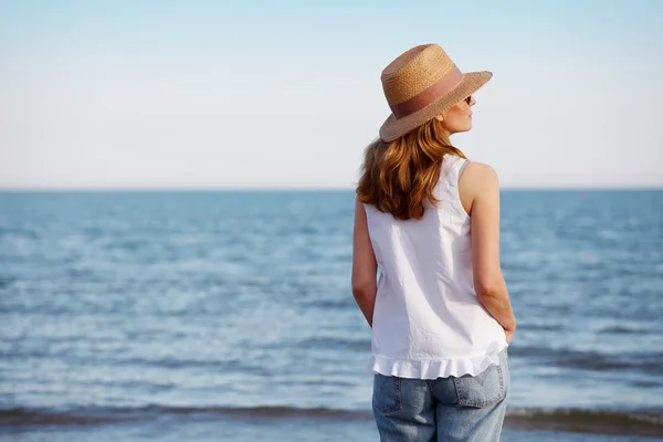 Mujer de pie junto al mar — Foto de Stock