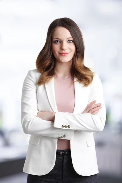 Junge Geschäftsfrau im Stehen — Stockfoto