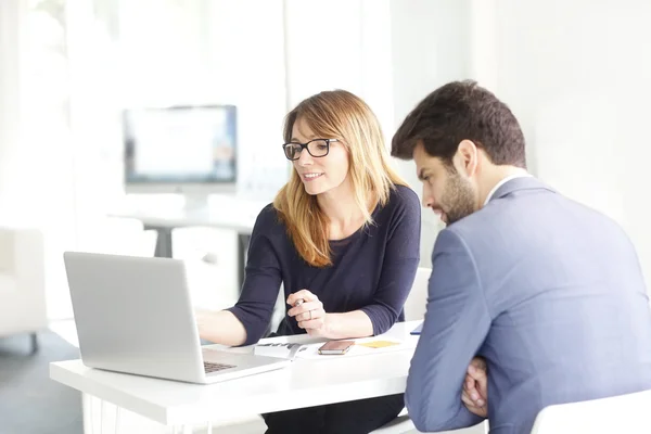 Professionelle Frau sitzt vor Laptop — Stockfoto