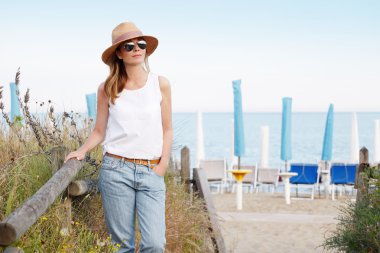 sahil üzerinde duran güzel kadın 