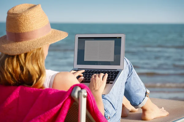 Wanita menggunakan laptopnya dan sambil duduk — Stok Foto