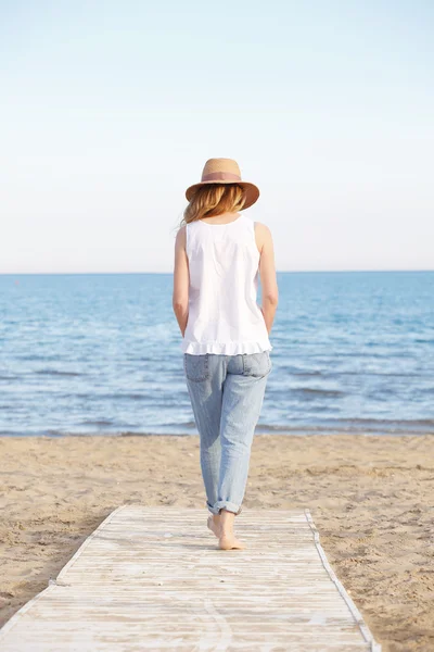 Woman Walking on the beach — Stock Photo, Image