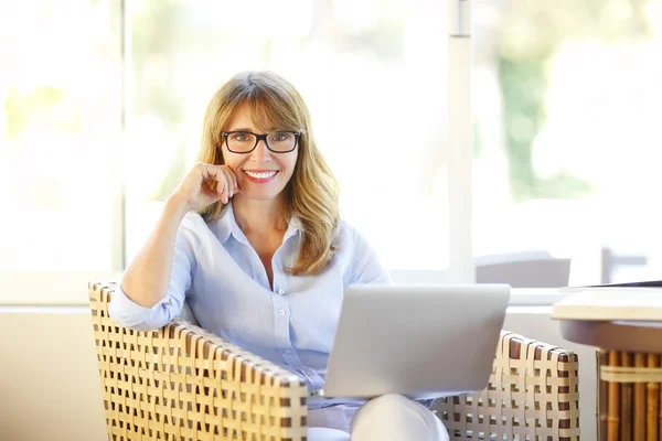 Donna utilizzando il computer portatile — Foto Stock