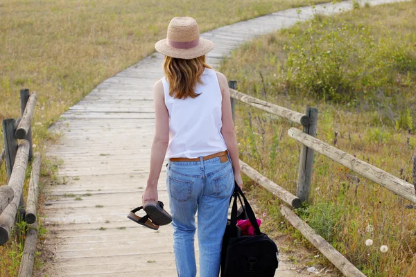 Mulher andando com saco de viagem — Fotografia de Stock