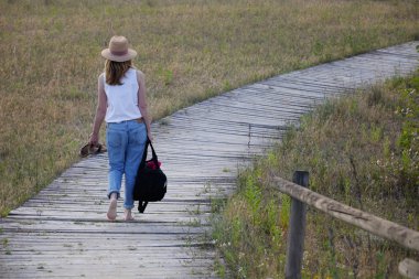seyahat çantası ile yürüyen kadın 