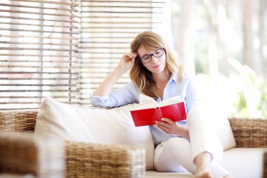 Kadın kitap okuyor.