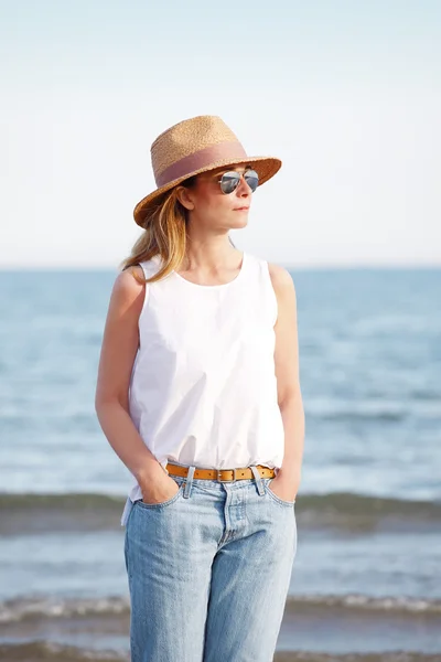 Femme profiter de ses vacances à la plage . — Photo