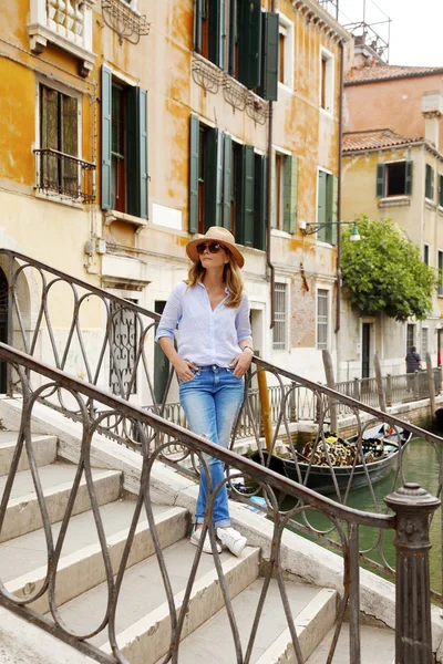 Donna di mezza età in piedi — Foto Stock