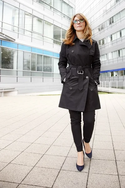 Ejecutiva mujer de negocios caminando — Foto de Stock