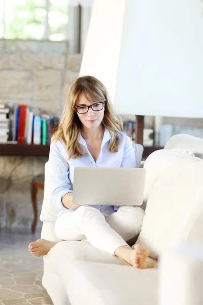 Ontwerper zakenvrouw met behulp van laptop — Stockfoto