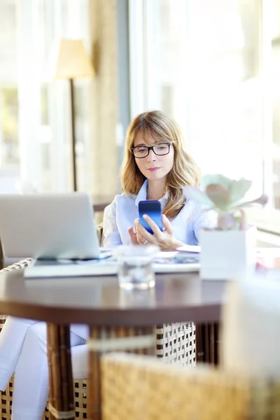 Frau benutzte Handy — Stockfoto