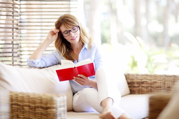 Frau liest ein Buch — Stockfoto