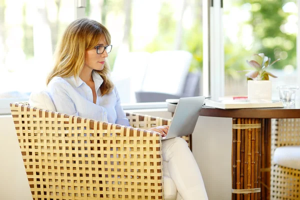 Geschäftsfrau mit Laptop — Stockfoto