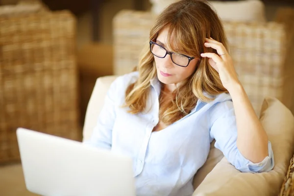 Donna casuale utilizzando il suo computer portatile — Foto Stock