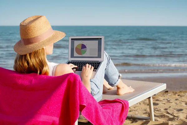 Vrouw met behulp van haar laptop — Stockfoto