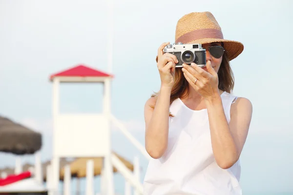 Kadın vintage fotoğraf makinesi ile fotoğraf çekme. — Stok fotoğraf