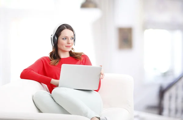 Frau benutzte Laptop — Stockfoto