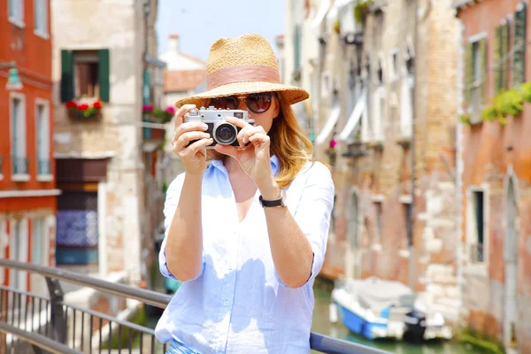 Woman taking pictures with  camera — Stock Photo, Image