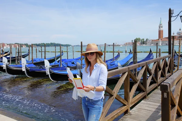 Tourist woman reading map — Stock Photo, Image