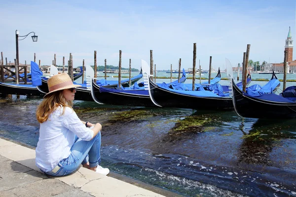 Donna seduta al canale — Foto Stock