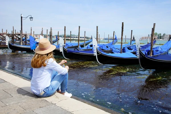 Mujer mirando góndolas en Venecia . —  Fotos de Stock