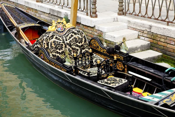 Gondol på den venetianska lagunen — Stockfoto