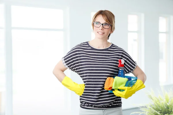 Mulher segurando lavatório com produtos de limpeza — Fotografia de Stock