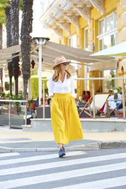 çekici bir kadın yürüyüş 