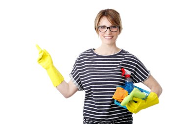 kadın bir şeyler gösteriyor