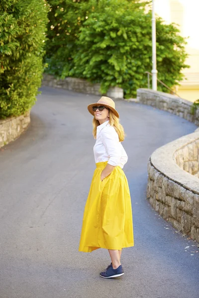 Vrouw lopen op een zomerdag — Stockfoto