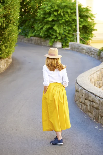 Mellersta år kvinna promenader — Stockfoto