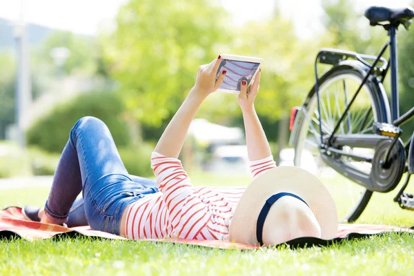 Vrouw die digitale tablet gebruikt — Stockfoto