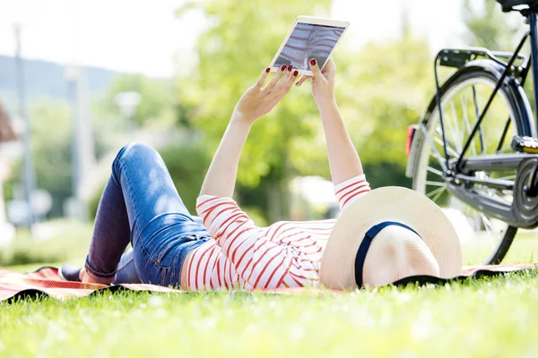 Frau nutzt digitales Tablet — Stockfoto