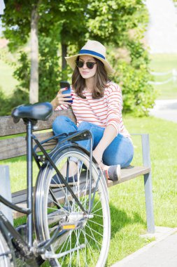  Ona telefon oturma sırasında kullanan kadın