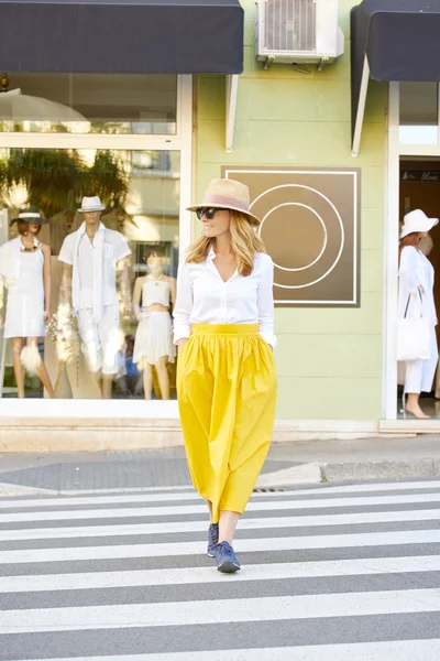 Mujer de mediana edad caminando —  Fotos de Stock