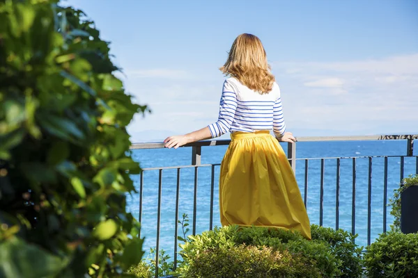 Senhora com vista para o oceano — Fotografia de Stock