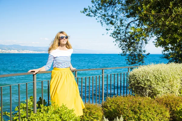 Mulher desfrutando do sol . — Fotografia de Stock